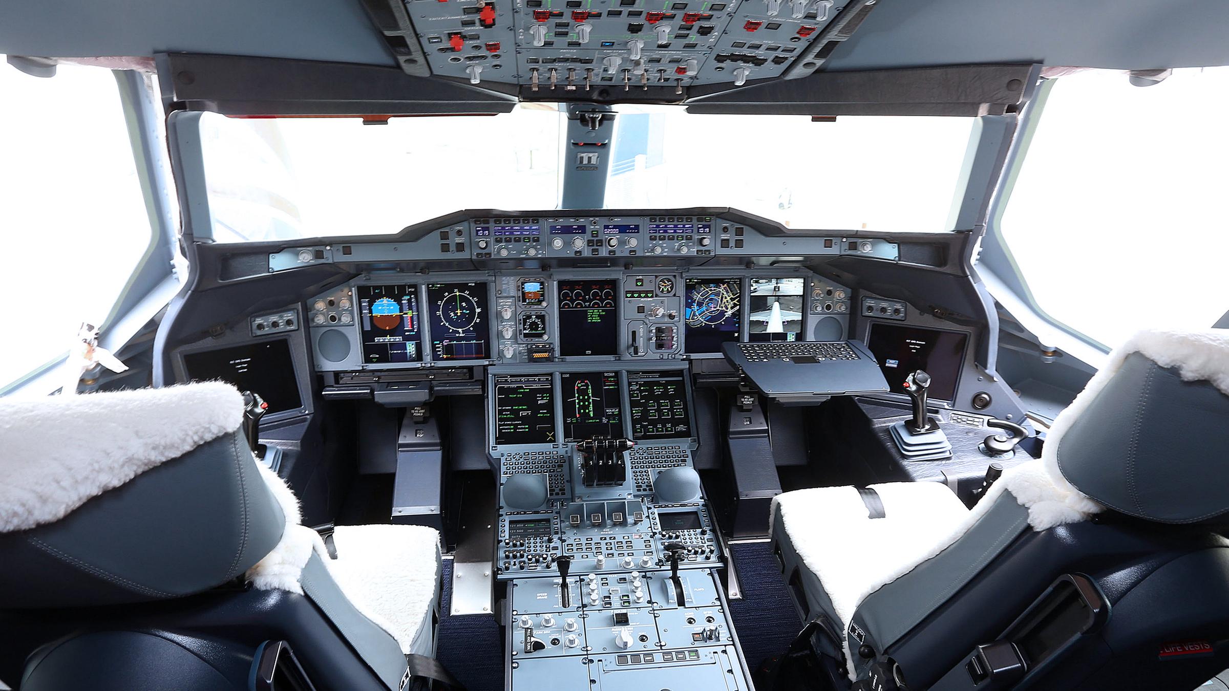 Archiv: Blick in das Cockpit eines Airbus A380