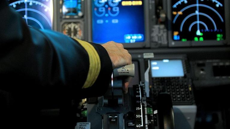 Archiv: Ein Pilot sitzt am 24.02.2012 in Düsseldorf im Cockpit einer Boeing 737-800