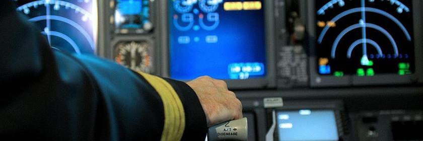 Archiv: Ein Pilot sitzt am 24.02.2012 in Düsseldorf im Cockpit einer Boeing 737-800