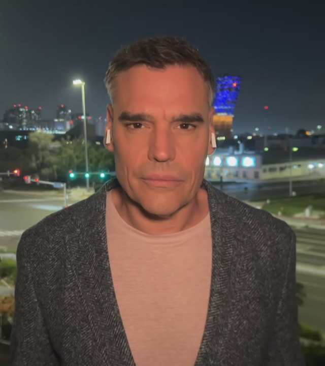 ZDF-Korrespondent Armin Coerper aus Abu Dhabi vor befahrener Kreuzung bei Dunkelheit