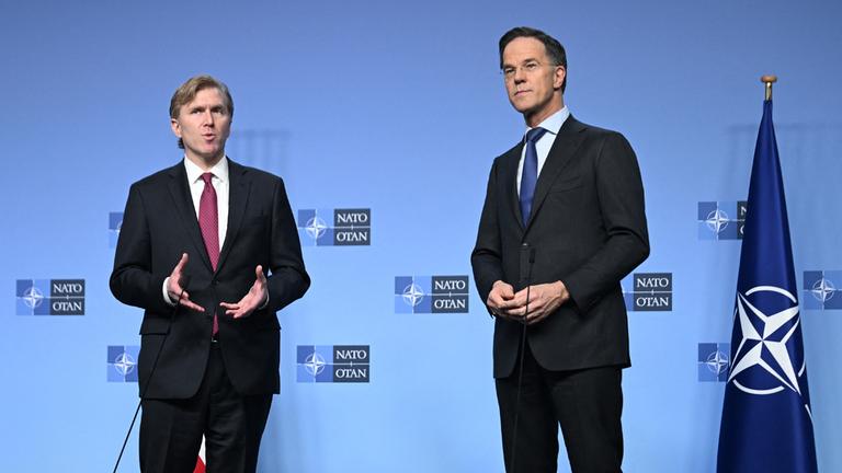 US-Vizeverteidigungsminister Elbridge Colby und NATO-Generalsekretär Mark Rutte geben am 12. Februar 2026 vor einem Treffen der NATO-Verteidigungsminister im NATO-Hauptquartier in Brüssel, Belgien, eine gemeinsame Presseerklärung ab.