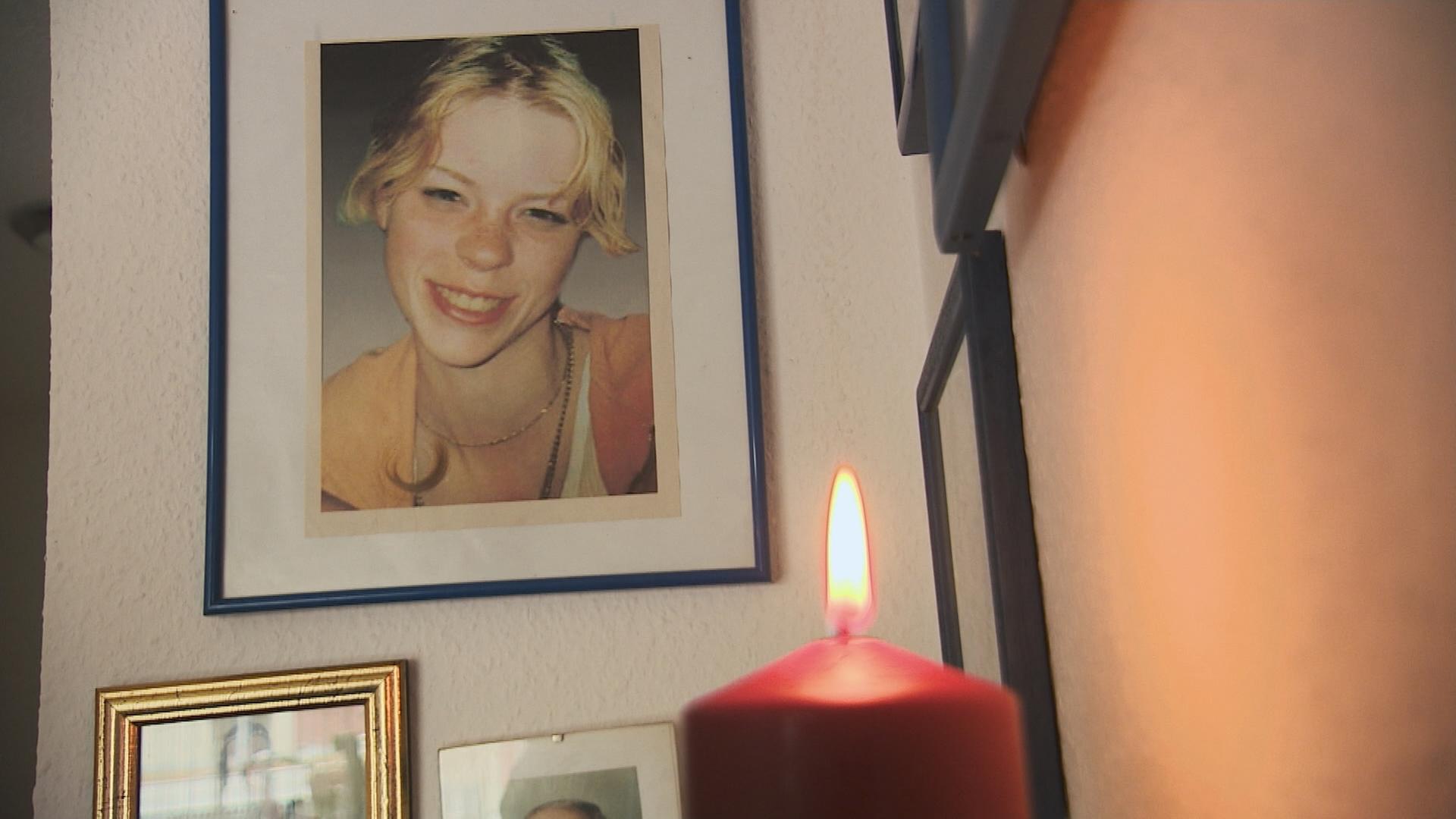 Ein altes Bild der verschwundenen 19-jährigen Bianca Blömeke, dass im Wohnzimmer ihrer Mutter hängt.