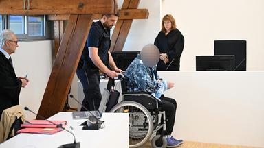 Baden-Württemberg, Ulm: Ein wegen Mordes Angeklagter wird im Rollstuhl in den Gerichtssaal gefahren.