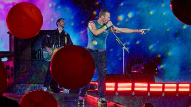 Chris Martin, Sänger der britischen Band Coldplay, steht bei einem Konzert in Düsseldorf auf der Bühne.