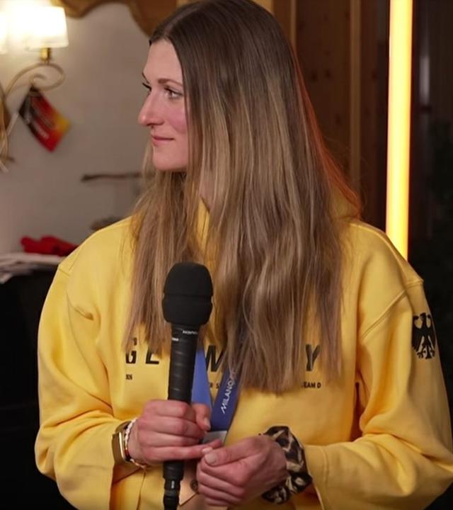 Langläuferinnen Coletta Rydezk (l.) und Laura Gimmler im ZDF-Interview nach dem Gewinn von Olympia-Bronze.