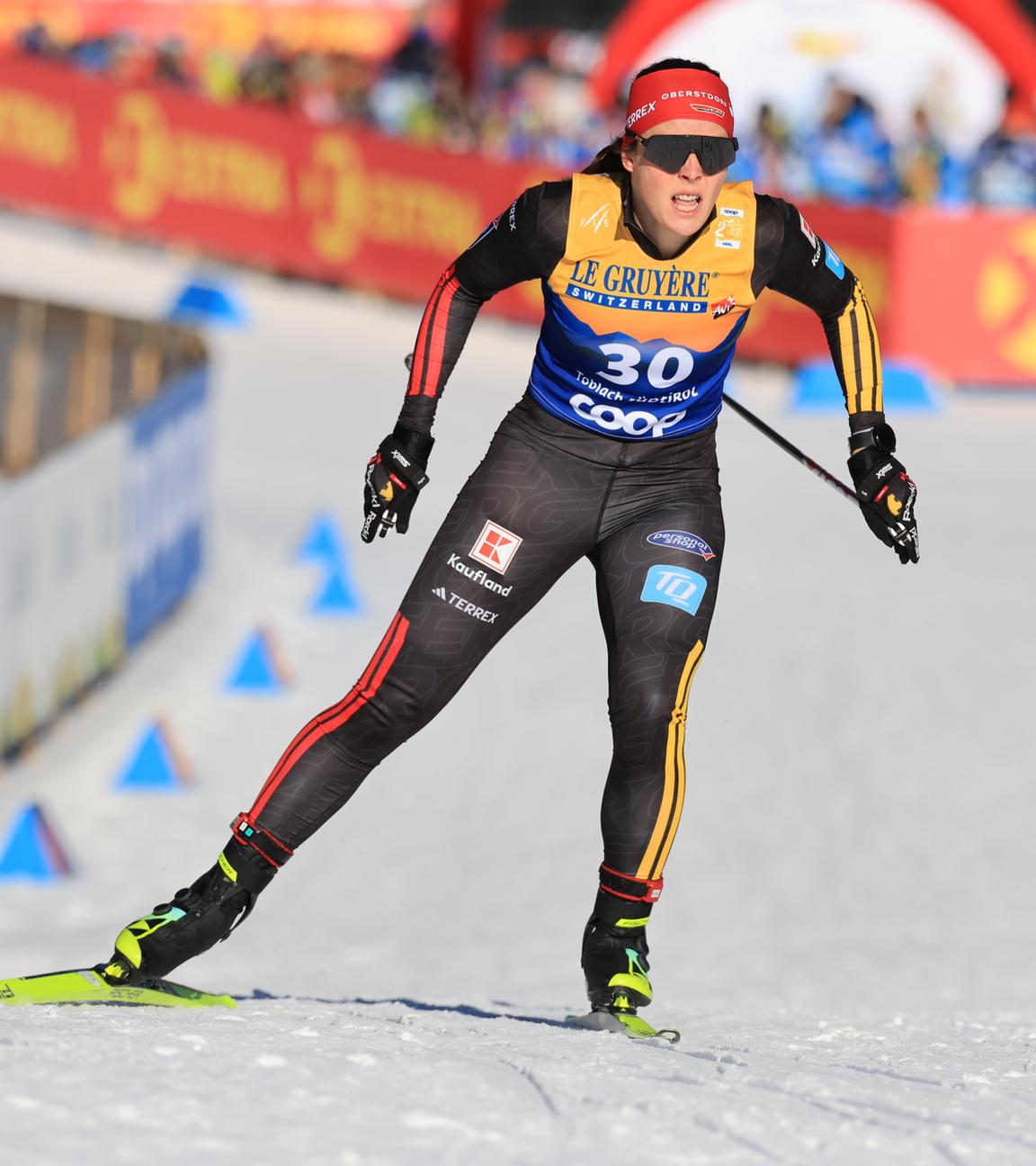 Coletta Rydzek skated beim Sprint der Tour de Ski in Toblach.