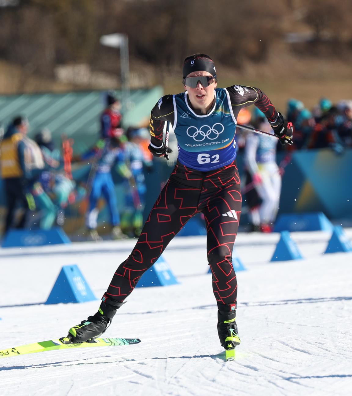 Die deutsche Skilangläuferin Coletta Rydzek läuft bei den Olympischen Winterspielen 2026 in Cortina den Hügel hoch 