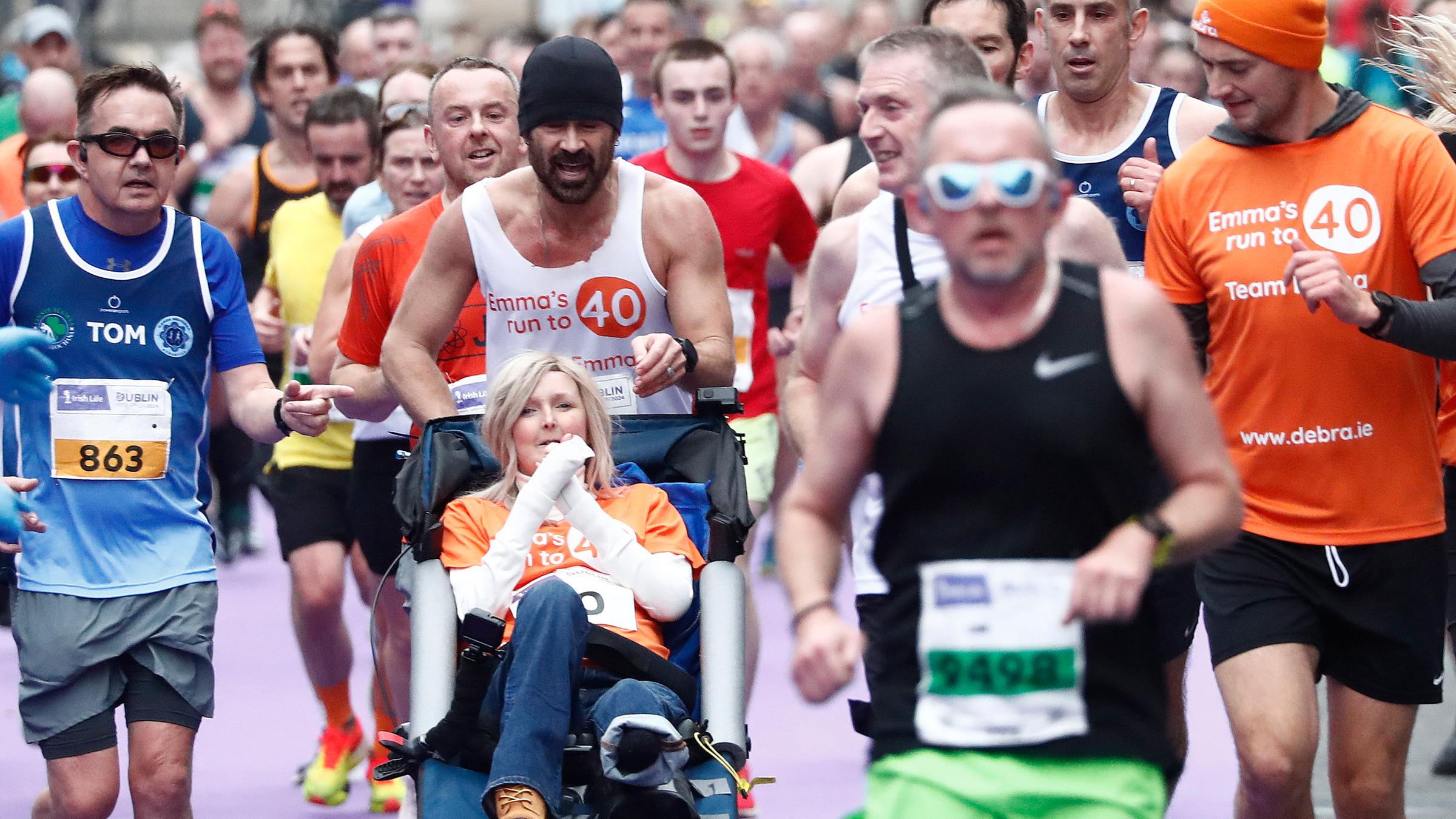 Colin Farrell läuft mit seiner engen Freundin Emma Fogarty, während des Irish Life Dublin Marathon 2024, Dublin, Irland, 27.10.2024.