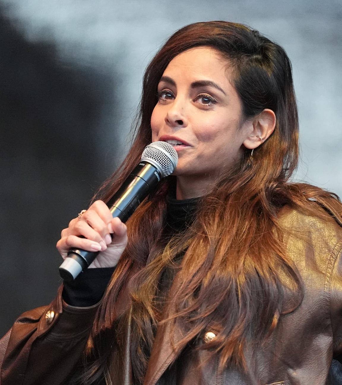 Collien Fernandes spricht auf der Bühne auf dem Rathausmarkt während der Demonstration gegen sexualisierte Gewalt gegen Frauen in Hamburg am 26.03.2026.