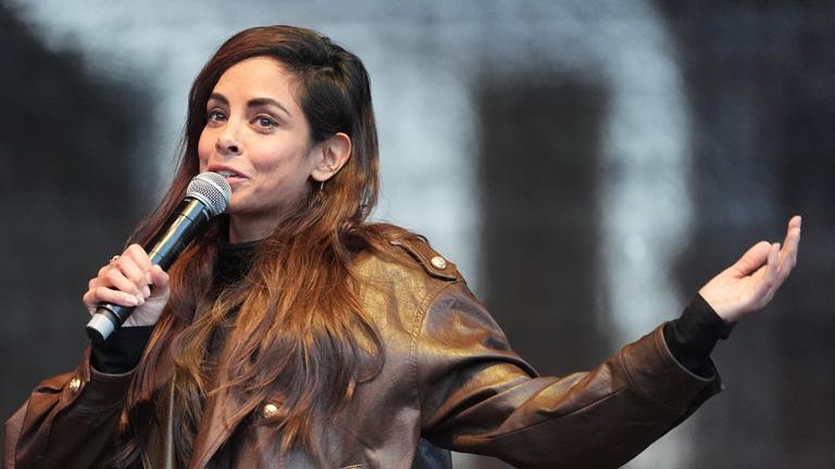 Collien Fernandes spricht auf der Bühne auf dem Rathausmarkt während der Demonstration gegen sexualisierte Gewalt gegen Frauen in Hamburg am 26.03.2026.