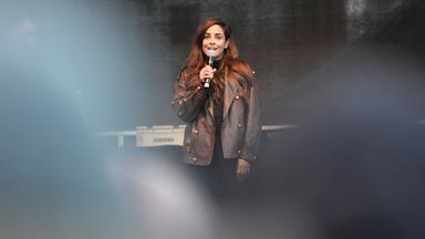 Collien Fernandes, Schauspielerin und Moderatorin, spricht am 26.03.2026 auf der Bühne auf dem Hamburger Rathausmarkt während der Demonstration gegen sexualisierte Gewalt gegen Frauen. 
