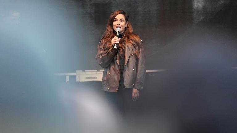 Collien Fernandes, Schauspielerin und Moderatorin, spricht am 26.03.2026 auf der Bühne auf dem Hamburger Rathausmarkt während der Demonstration gegen sexualisierte Gewalt gegen Frauen. 