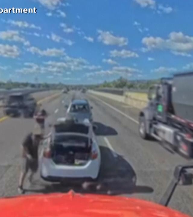 Ein Bild aus einem Video, das von der örtlichen Polizei von Colorado geteilt wurde, zeigt zwei Fahrer, die auf einer Autobahn in Colorado angehalten haben und sich gegenüberstanden.