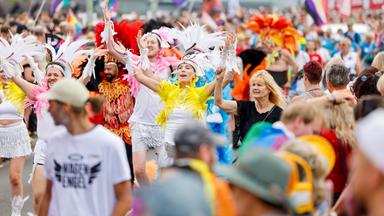 Nordrhein-Westfalen, Köln: Teilnehmer der Parade zum Christopher Street Day ziehen über die Deutzer Brücke.