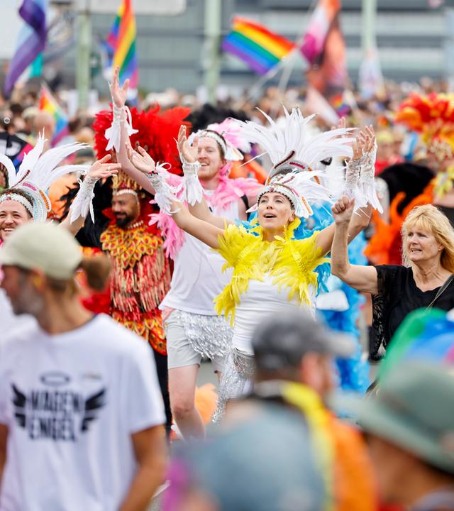 Nordrhein-Westfalen, Köln: Teilnehmer der Parade zum Christopher Street Day ziehen über die Deutzer Brücke.