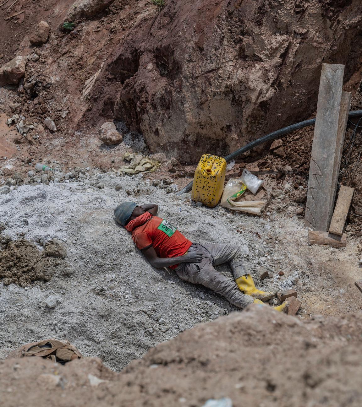 Ein Bergmann ruht sich im Coltan-Steinbruch D4 Gakombe in Rubaya, Demokratische Republik Kongo, aus.