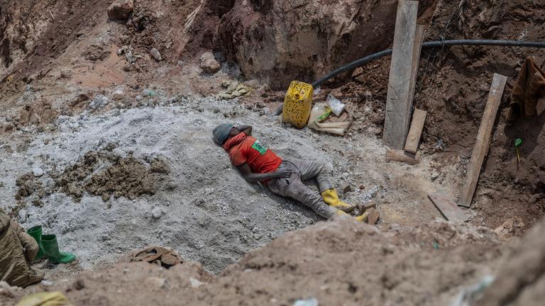 Ein Bergmann ruht sich im Coltan-Steinbruch D4 Gakombe in Rubaya, Demokratische Republik Kongo, aus.