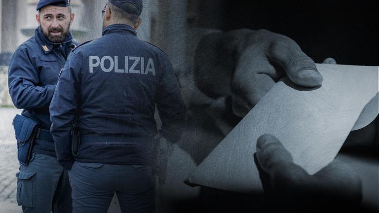 Collage. Zwei italienische Polizisten miteinander im Gespräch (links) - zwei Hände halten einen Umschlag - Nahaufnahme (rechts).