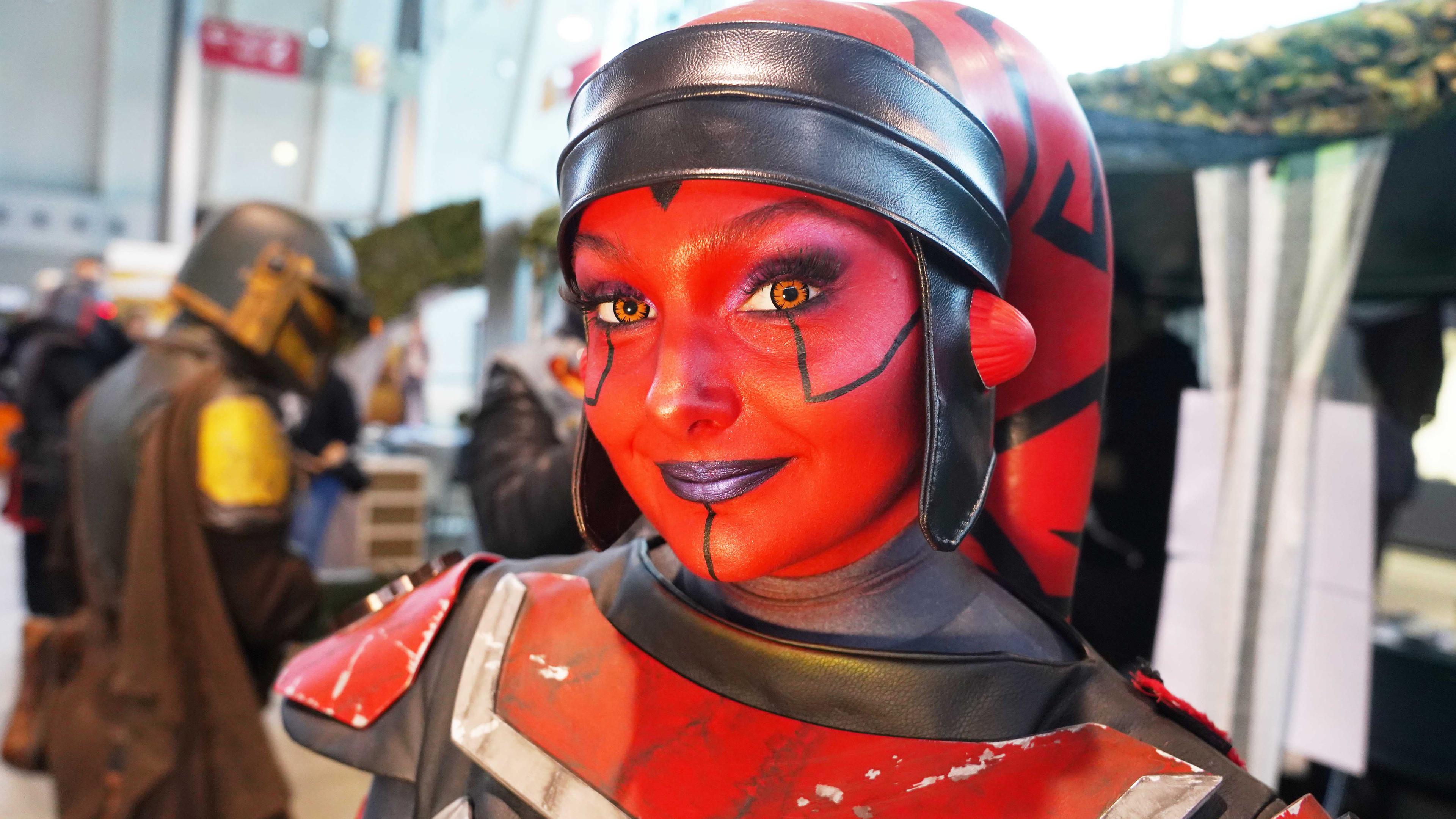 Eine Cosplayerin steht in ihrem "Darth Talon"-Kostüm