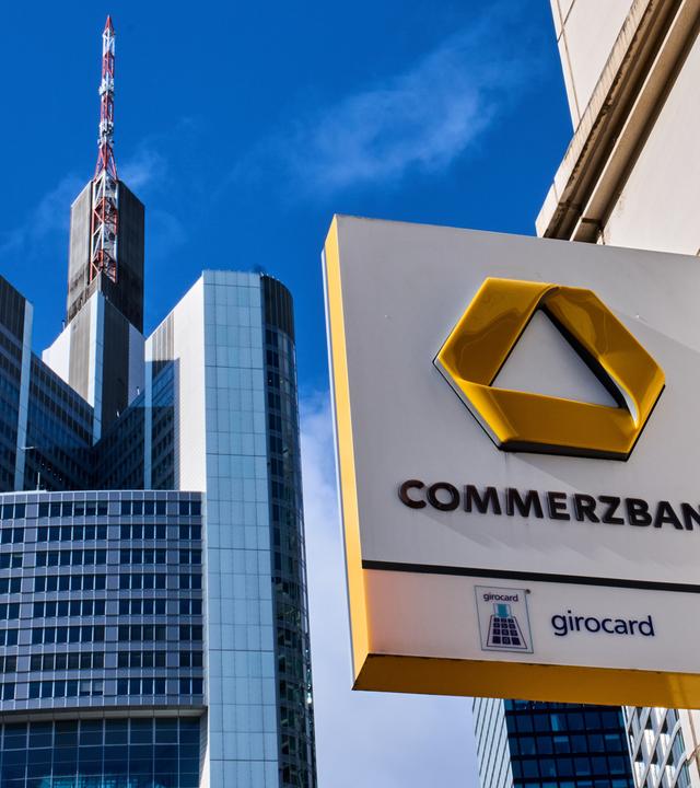 Commerzbank-Gebäude mit Commerzbank-Schild im Vordergrund