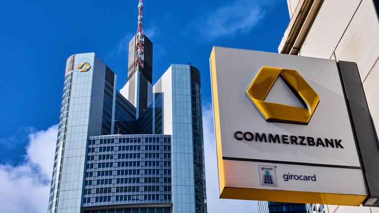 Commerzbank-Gebäude mit Commerzbank-Schild im Vordergrund
