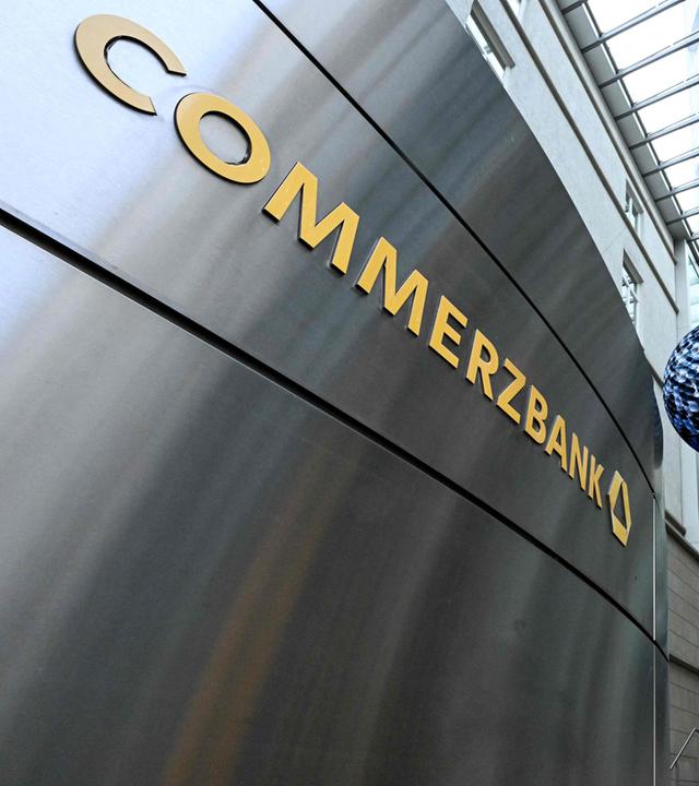 Das Logo der Commerzbank ist am Hauptsitz der Bank im Bankenviertel von Frankfurt am Main zu sehen.