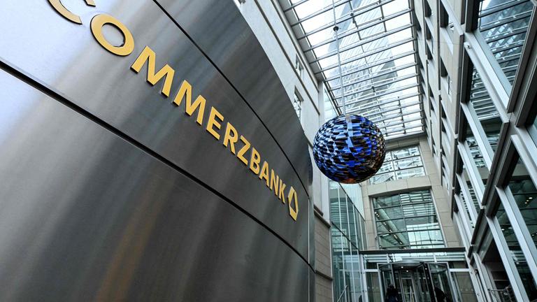 Das Logo der Commerzbank ist am Hauptsitz der Bank im Bankenviertel von Frankfurt am Main zu sehen.