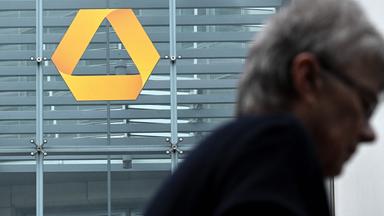 Ein Fußgänger geht am 05.05.2026 am Commerzbank-Gebäude im Bankenviertel von Frankfurt am Main vorbei. 