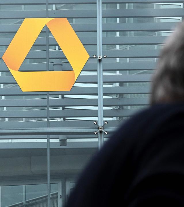 Ein Fußgänger geht am 05.05.2026 am Commerzbank-Gebäude im Bankenviertel von Frankfurt am Main vorbei. 