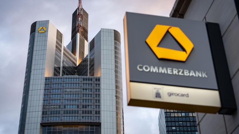 Frankfurt/Main: Das Logo des Commerzbank ist an einer Filiale in Sichtweite der Zentrale der Commerzbank (l) angebracht.