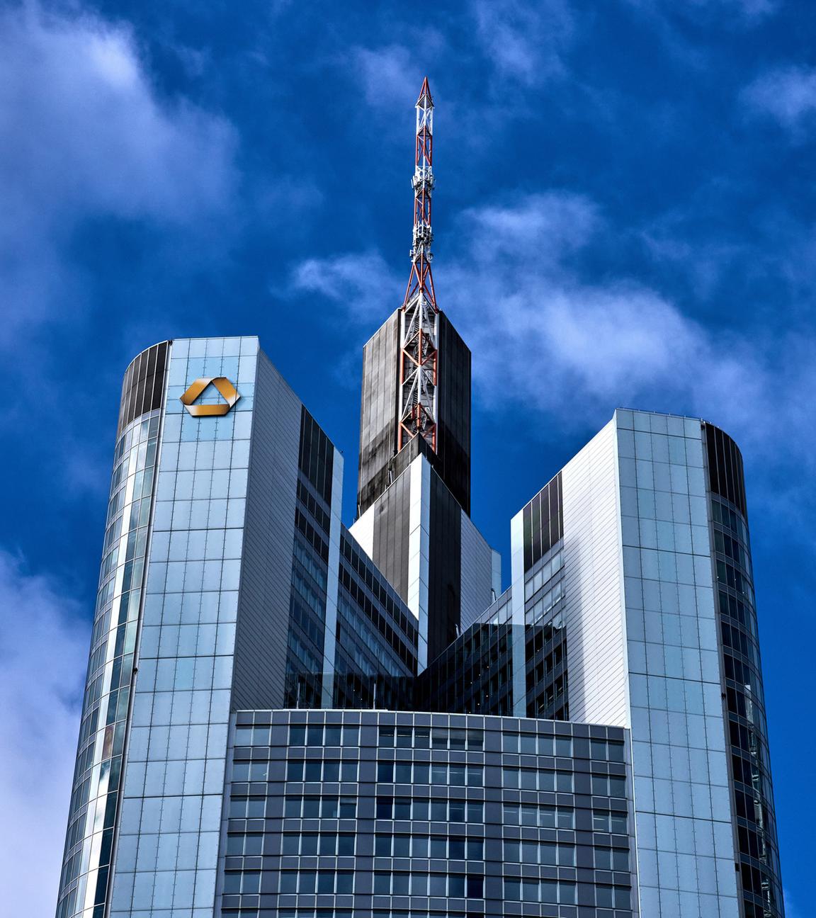 Commerzbank-Gebäude in Frankfurt am Main vor blauem Himmel