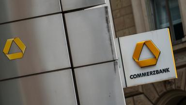 Hessen, Frankfurt am Main: Commerzbank-Logos sind an der Außenfassade der Hauptverwaltung angebracht. Seit rund einem Jahr schwelt ein Übernahmekrimi zwischen UniCredit und der Commerzbank.