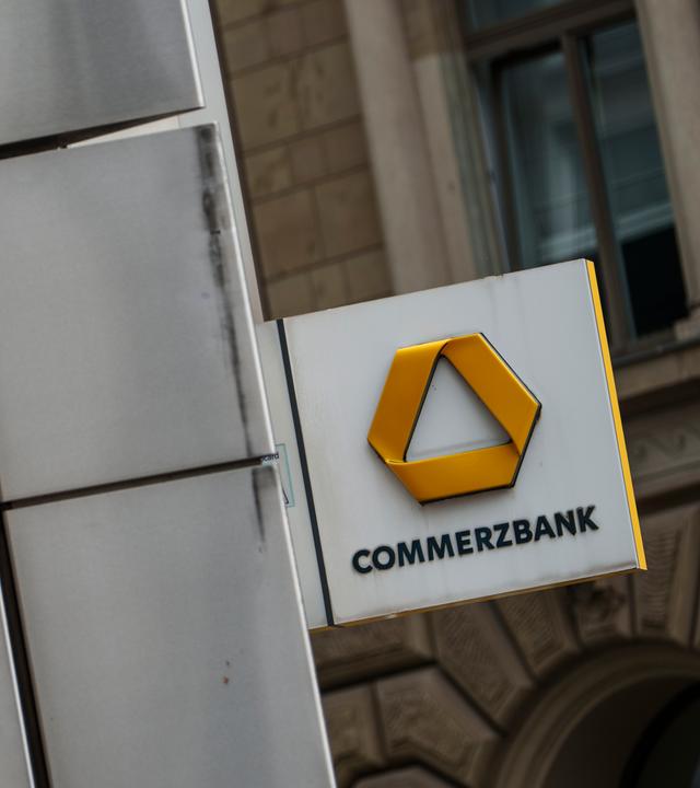 Hessen, Frankfurt am Main: Commerzbank-Logos sind an der Außenfassade der Hauptverwaltung angebracht. Seit rund einem Jahr schwelt ein Übernahmekrimi zwischen UniCredit und der Commerzbank.