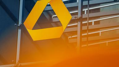 Hessen, Frankfurt/Main: Das Logo der Commerzbank ist an der Außenfassade der Bankzentrale angebracht.