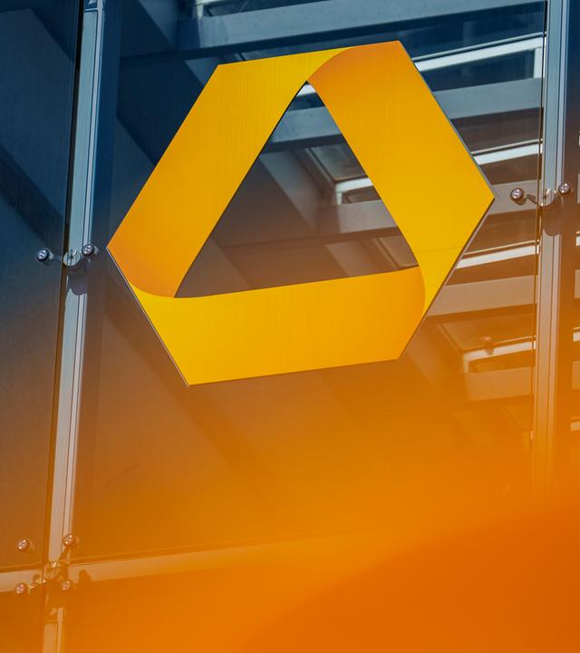 Hessen, Frankfurt/Main: Das Logo der Commerzbank ist an der Außenfassade der Bankzentrale angebracht.
