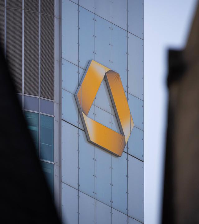 Das Logo der Commerzbank am gleichnamigen Tower ist aus den Frankfurter Häuserschluchten sichtbar am 19.02.2025.
