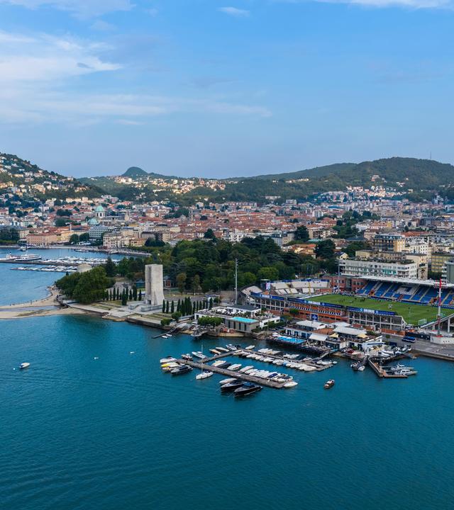 Die See-Promenade von Como mit dem Giuseppe-Sinigaglia-Stadion 