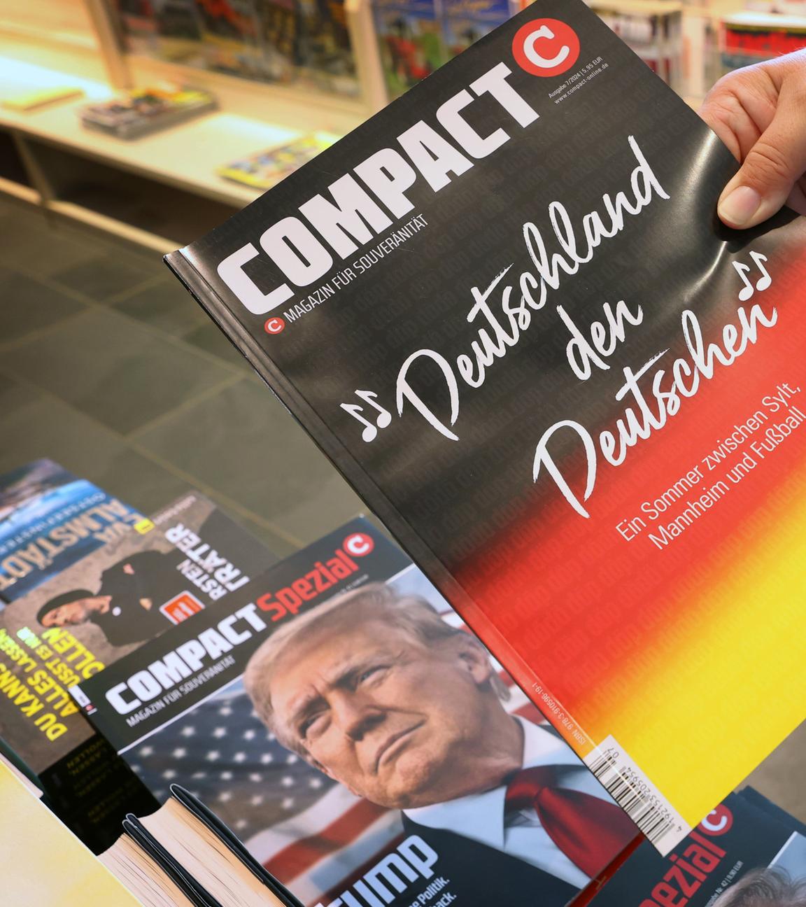 Archiv: Eine Mitarbeiterin einer Bahnhofsbuchhandlung hält eine Ausgabe des Magazins «Compact», um es danach aus dem Sortiment zu nehmen. Am 16.07.2024, Bayern, Kempten