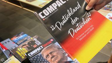 Archiv: Eine Mitarbeiterin einer Bahnhofsbuchhandlung hält eine Ausgabe des Magazins «Compact», um es danach aus dem Sortiment zu nehmen. Am 16.07.2024, Bayern, Kempten