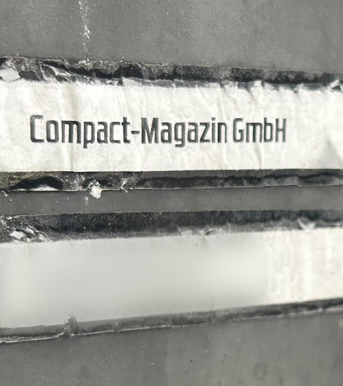 Die Aufschrift "Compact-Magazin GmbH" steht an einem Briefkasten.