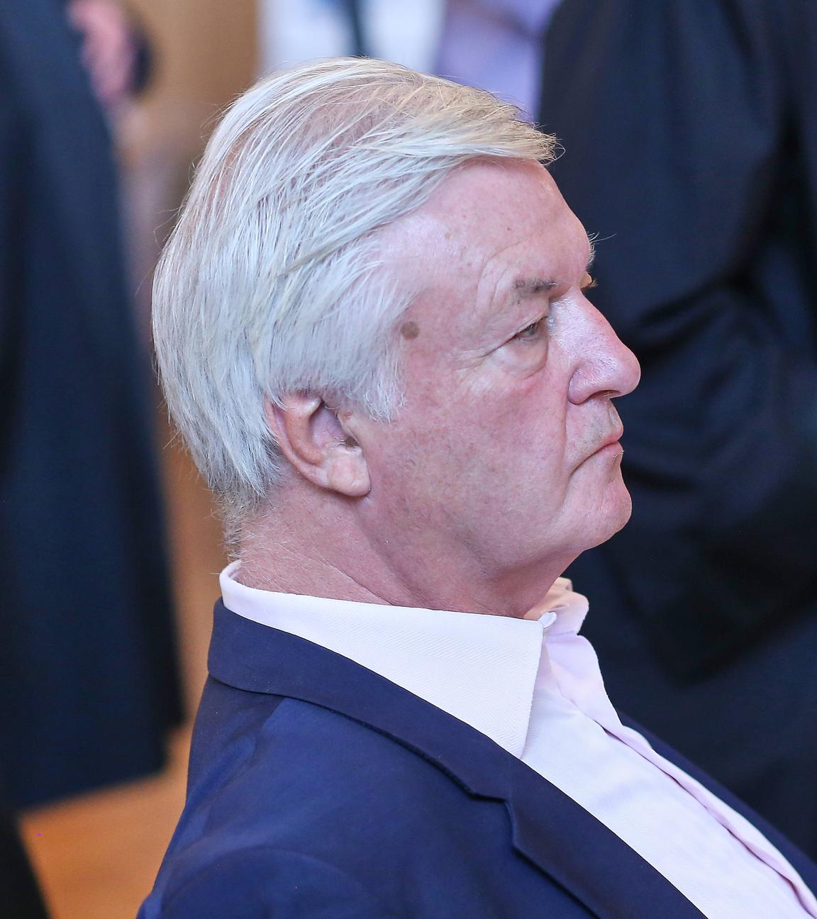 Jürgen Rainer Elsässer erscheint im Saal