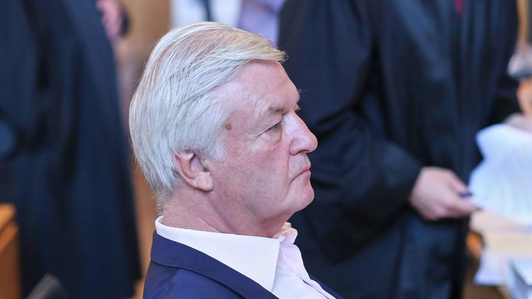 Jürgen Rainer Elsässer erscheint im Saal