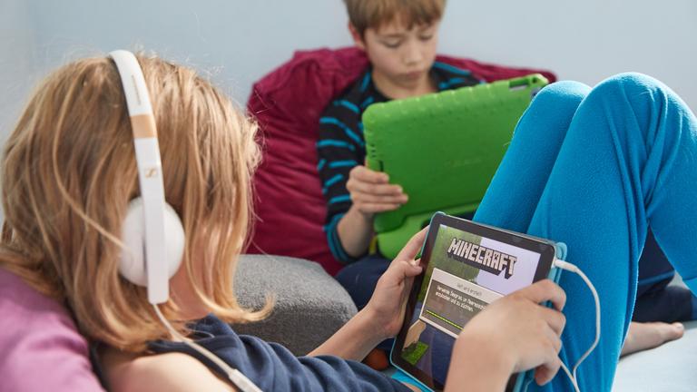 Philip (l) und Mingus (beide 9) spielen auf ihren Ipads das Open-World-Computerspiel Minecraft.