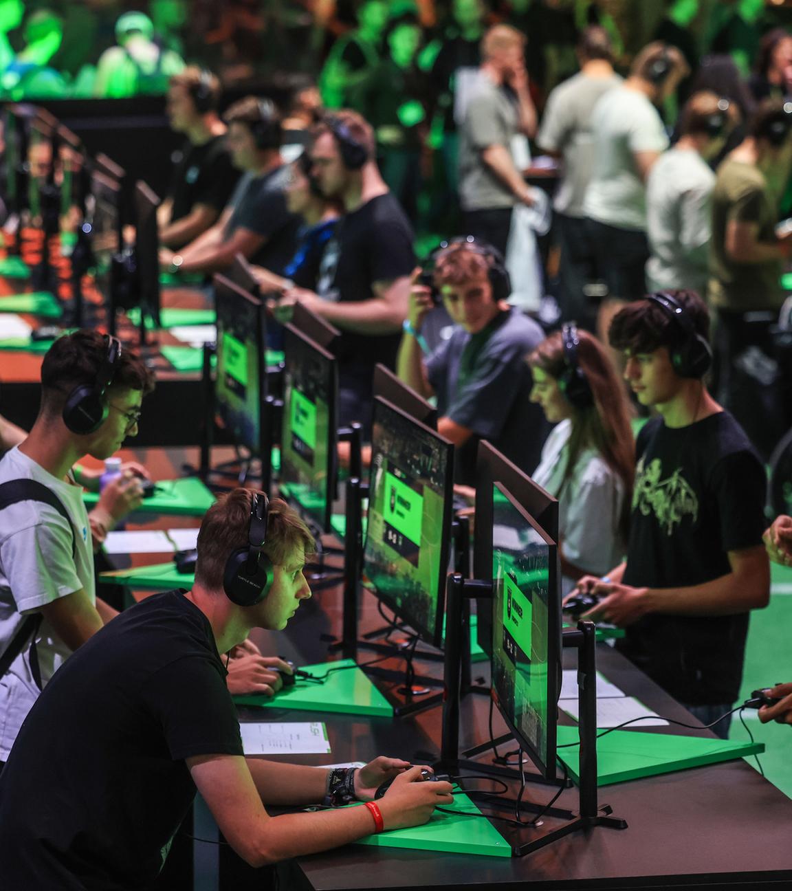 Nordrhein-Westfalen, Köln: Besucher der Gamescom probieren Spiele aus.