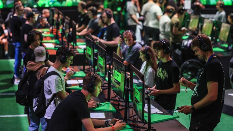 Nordrhein-Westfalen, Köln: Besucher der Gamescom probieren Spiele aus.