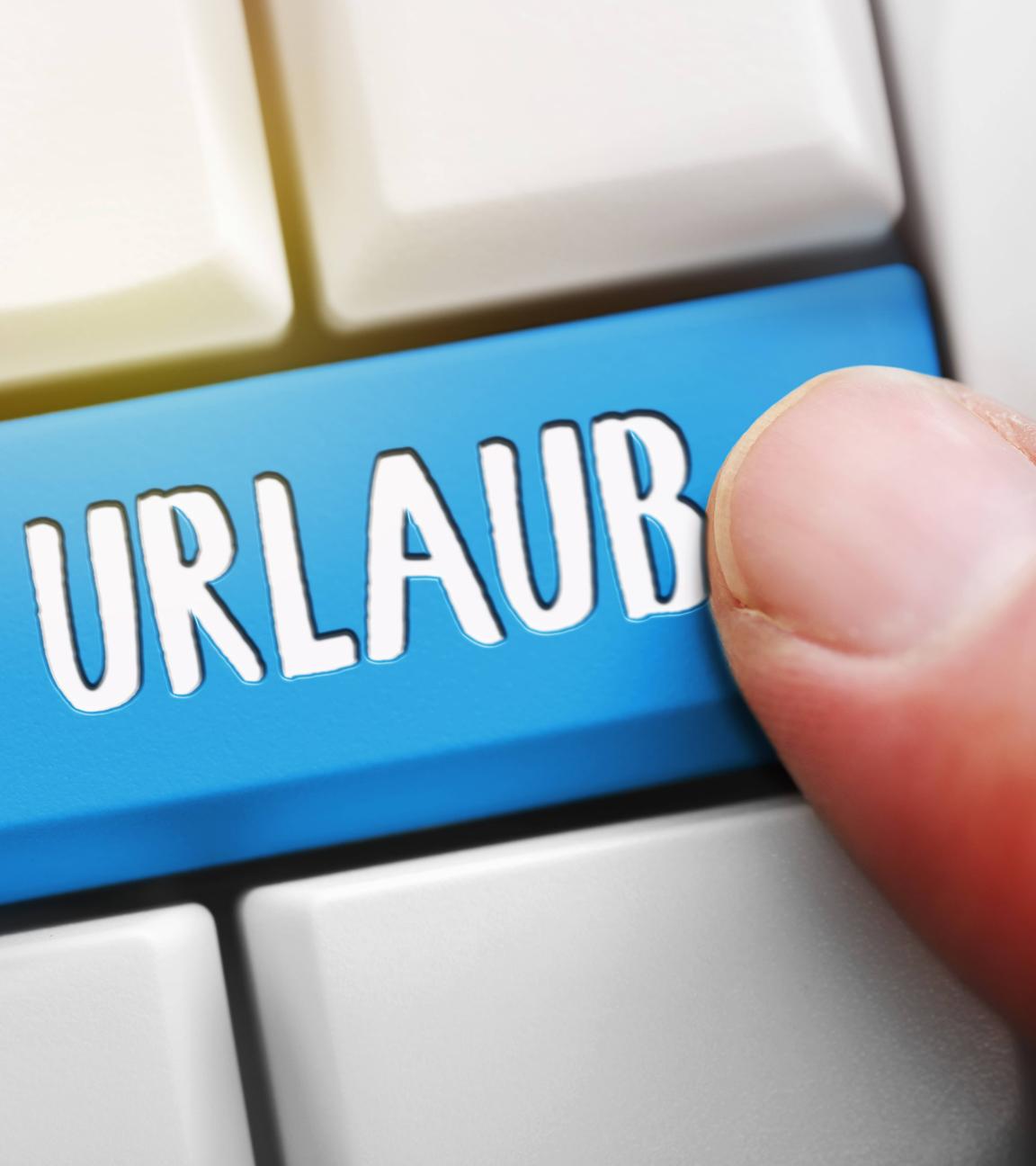 Computertastatur enthält eine blauen Taste mit der Aufschrift "Urlaub". 