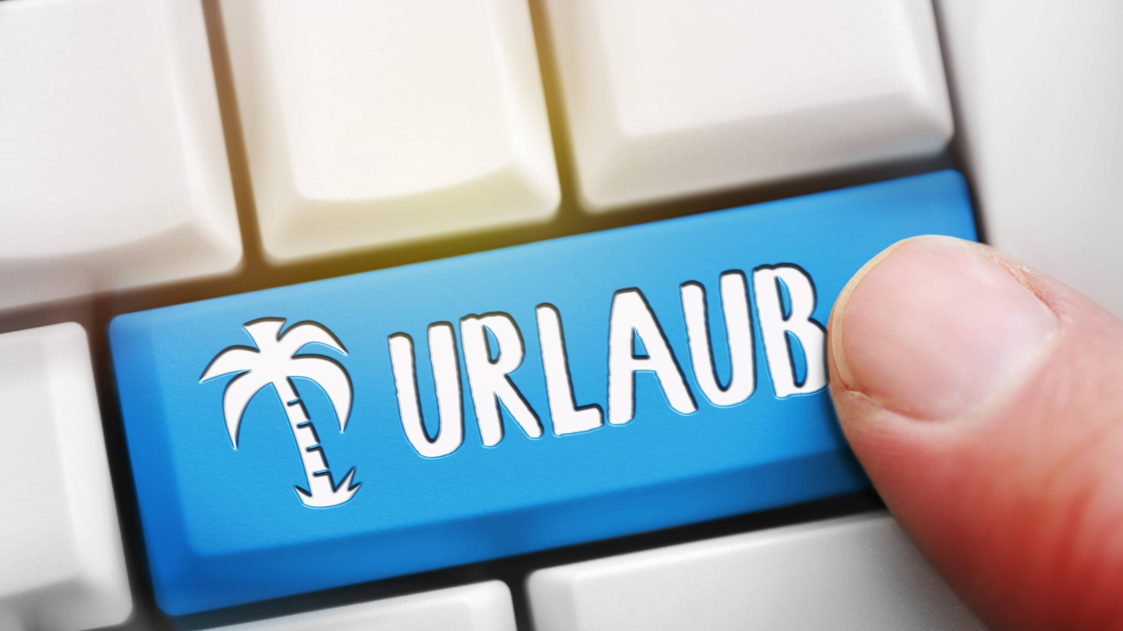 Computertastatur enthält eine blauen Taste mit der Aufschrift "Urlaub". 