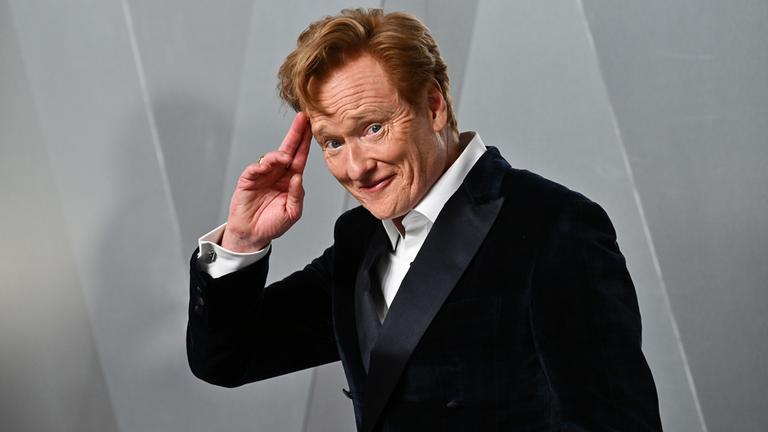 Conan O’Brien grüßt mit zwei Fingern