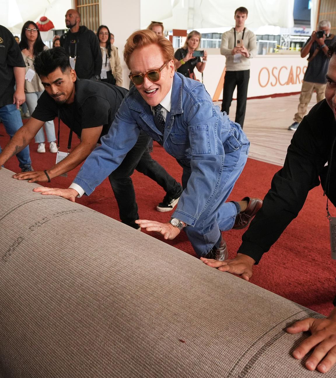Conan O’Brien rollt den roten Teppich aus