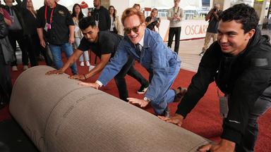 Conan O’Brien rollt den roten Teppich aus